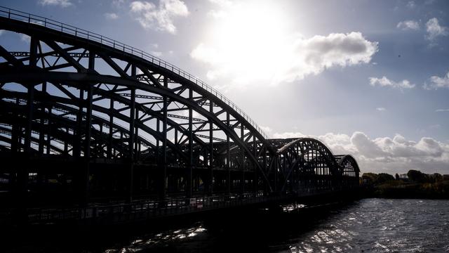 Elbquerung: Elbbrücke bleibt nach Unfall gesperrt - Fehler des Kapitäns?