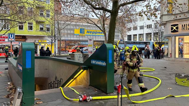 U-Bahnhof Schloßstraße: Polizei prüft fahrlässige Brandstiftung nach U-Bahn-Feuer