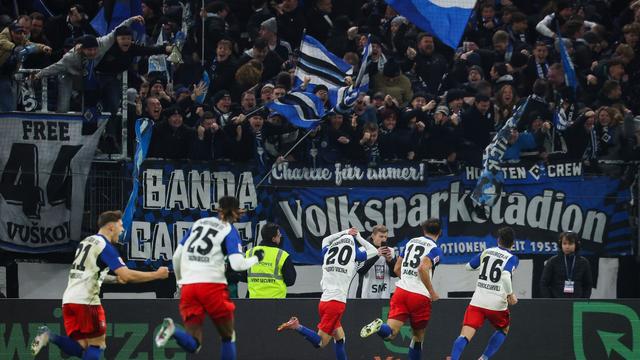 Fußball-Bundesliga: Rückschlag für VfB: HSV besiegt Stuttgart in Unterzahl