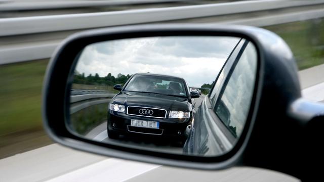 Polizei ermittelt: Streit im Straßenverkehr – Autofahrer verpasst Mann Ohrfeige