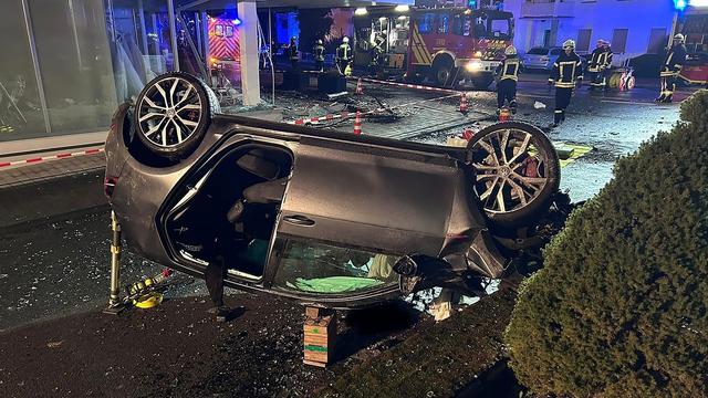 Unfall: Auto rast vor Polizei davon - und kracht in Brautgeschäft