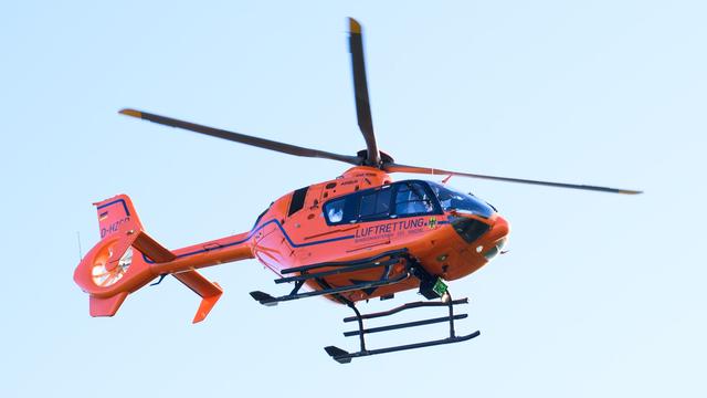 Unfälle: Auto prallt gegen Baum - 20-Jähriger in Lebensgefahr