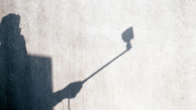 Riskante Aktion: Für Livestream auf der Fahrbahn - Kamera weg, Ermittlungen