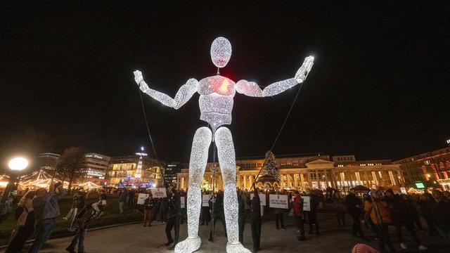Welt-Aids-Tag: Leuchtpuppe setzt Zeichen zum Welt-Aids-Tag in Stuttgart