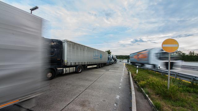 Verkehr im Norden: Platznot an Raststätten: Lastwagenfahrer parken oft falsch
