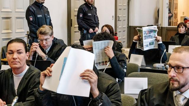 15-Jähriger wollte flüchten: Prozess um Raub mit tödlichem Balkonsturz - zehn Angeklagte