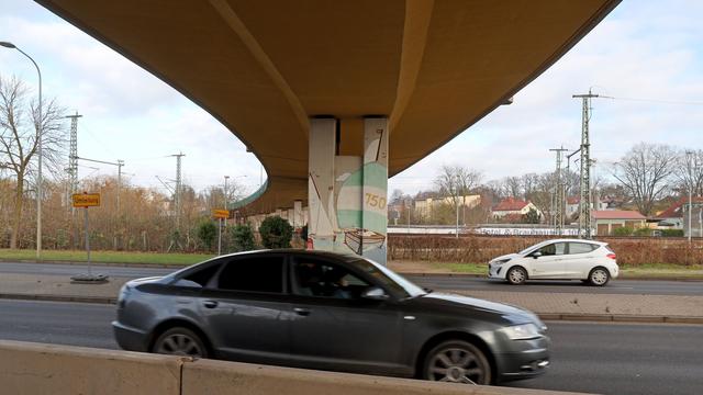 Brücke baufällig: Risse in Brücke - Waren: zweistelliger Millionenbetrag