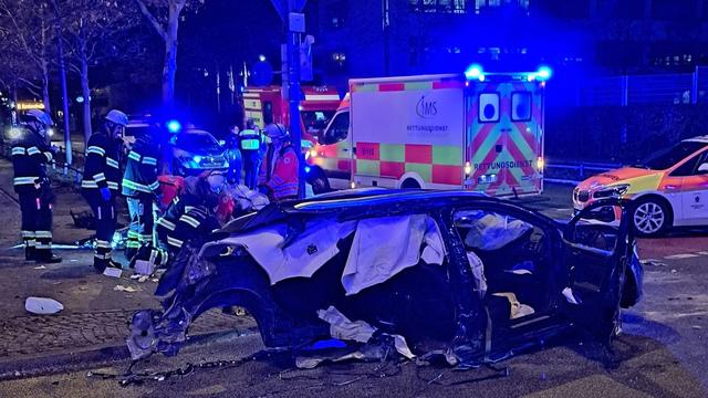 Bei Rot über die Ampel: Sportwagen rast über Rot - Anzeige wegen fahrlässiger Tötung