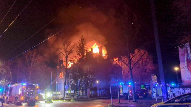 Berliner Straße gesperrt: Brand in historischem Gebäude in Potsdam – Person gerettet