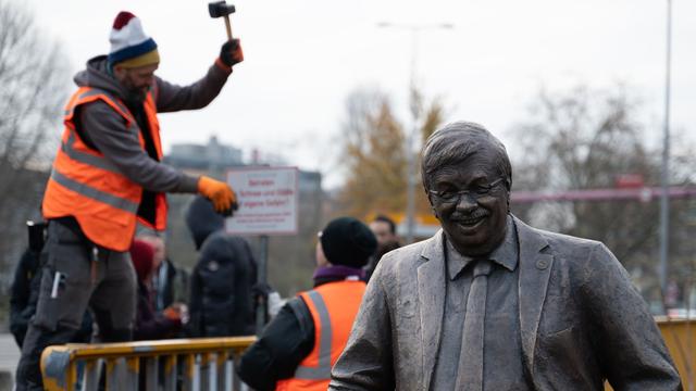 Aktion am Konrad-Adenauer-Haus: Aktivisten stellen Walter-Lübcke-Statue vor CDU-Zentrale auf