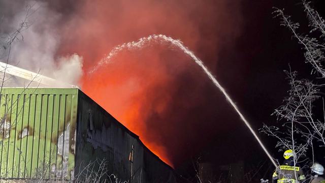 Warnung aufgehoben: Hunderte Tonnen Plastik brennen - Großfeuer unter Kontrolle