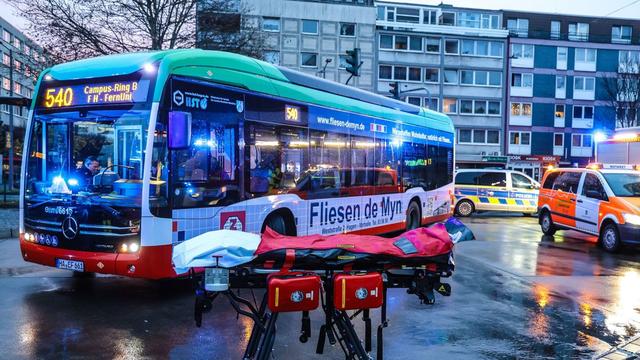 Verkehrsunfall: Bus fährt Elfjährigen an - Rettungshubschrauber im Einsatz