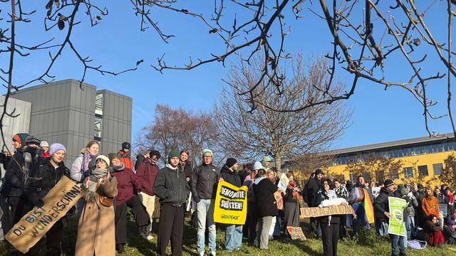 Kanzler-Besuch in Thüringen: "Fritze in die Saale" - 200 Leute demonstrieren gegen Merz