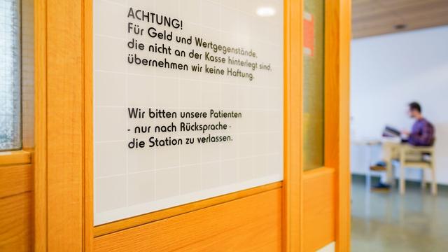 Deutschlandweit tätig: Mann soll alte Menschen in Kliniken beklaut haben - Anklage