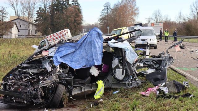 Verkehrsunfall: Autofahrerin stirbt nach Frontalzusammenstoß