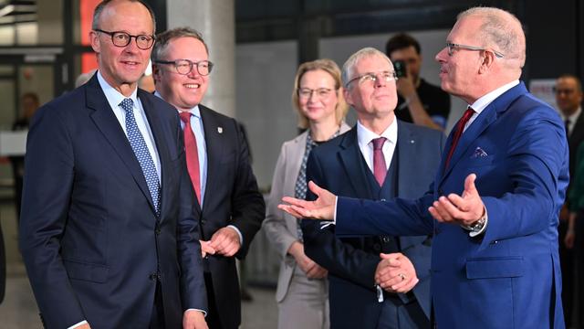 Kanzler-Besuch: Merz bekommt Adventskalender mit Thüringer Spezialitäten