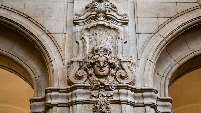 Kriminalität: Mit Beil auf Ehemann eingeschlagen – Angeklagte bedauert Tat