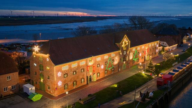 Vorweihnachtszeit: Packhaus in Tönning erstrahlt als Riesen-Adventskalender