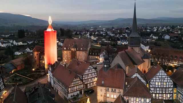 Adventszeit: 42 Meter hoch – Hessens Riesenkerze strahlt im Advent