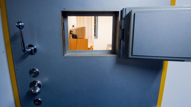 Messerattacke: Häftling soll Beamten mit Teppichmesser angegriffen haben