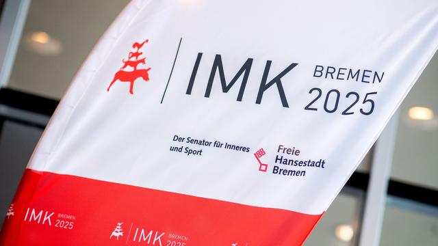 Vor Innenministerkonferenz: Innenministerkonferenz: Tierschützer- und Fußballfan-Protest