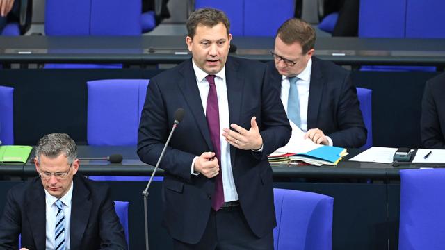 Energie: Klingbeil: Stromsteuer-Senkung für alle weiter das Ziel