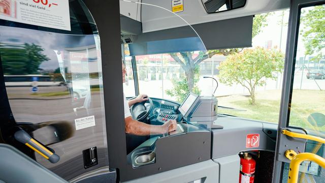 Zeugen gesucht: Mutter rastet nach Busfahrt aus – Fahrer verletzt