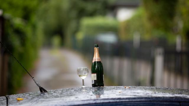 Führerschein weg: Seniorin mit Sekt am Steuer und 1,4 Promille erwischt