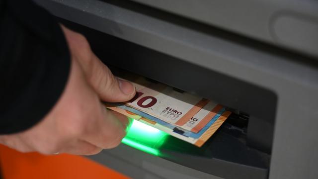 Kriminalität: Unbekannte erbeuten sechsstellige Summe aus Bankautomat