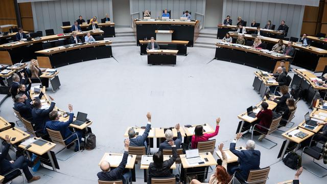 Landesparlament: Berliner Parteien streiten über AfD-Verbotsverfahren