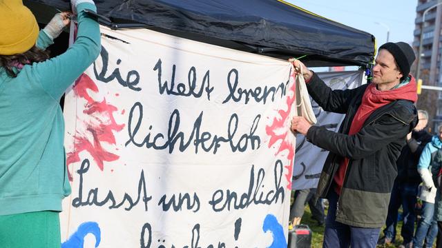 Betrieb gestört: Blockade durch Aktivisten: Jänschwalde-Prozess ausgesetzt