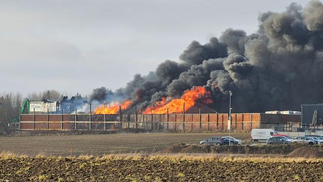 Feuerwehr im Einsatz: Großbrand in Recyclingbetrieb gelöscht