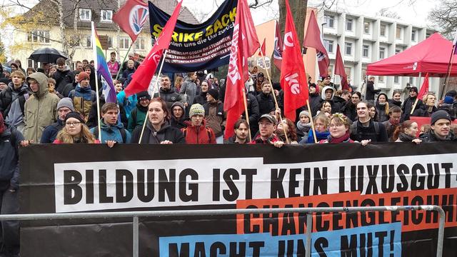 Studentenprotest: Hunderte Studenten gegen Verwaltungsgebühr auf der Straße