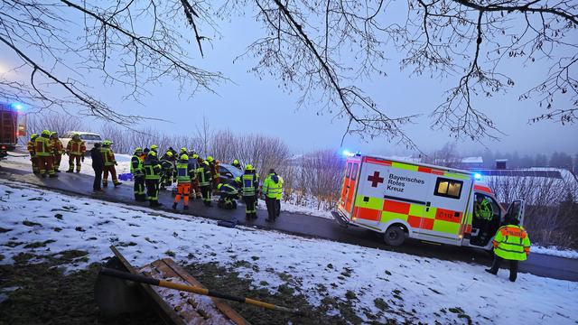 Unfall: Mann beim Enteisen von eigenem Auto überrollt