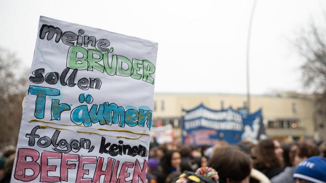 Gesetz im Bundestag: Mehrere Schülerdemos gegen Wehrdienstgesetz im Norden