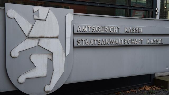 Gefesselt bäuchlings im Wagen: Wachkoma nach Einsatz: Prozess gegen Polizisten verschoben