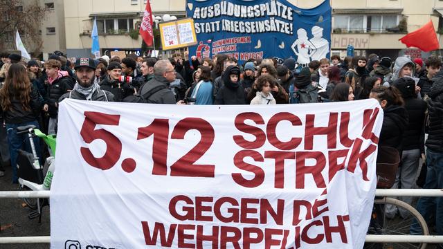 Demonstrationen: Schüler-Demonstration gegen Wehrdienst-Pläne in Berlin