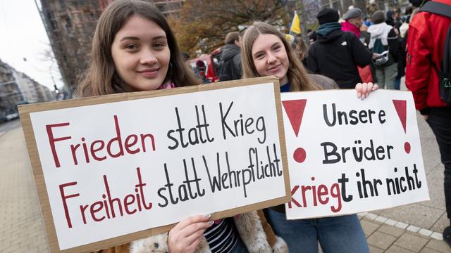 Wehrpflichtgesetz: Jugend gegen Wehrpflicht: Hunderte protestieren in Hessen