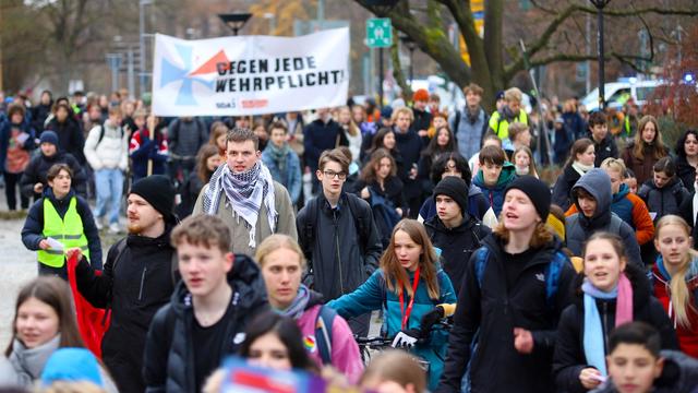 Protest gegen Wehrpflichtpläne: Schulstreik? - Ministerin spricht von normalem Schultag