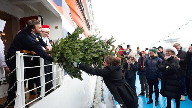 Tradition: Seeleute im Hamburger Hafen bekommen Weihnachtsbäume