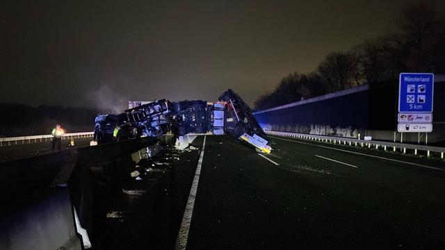 Bergungsarbeiten: Vollsperrung der A1 bei Münster wegen Lkw-Unfalls
