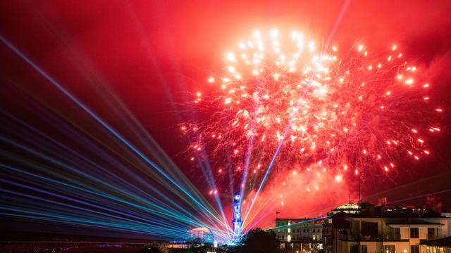 Showtime in Warnemünde: Warnemünder Turmleuchten: "Lichtblicke" und Karat-Song