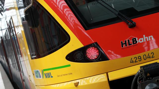 Bahnunglück: Zug und Lkw prallen zusammen: ein Verletzter