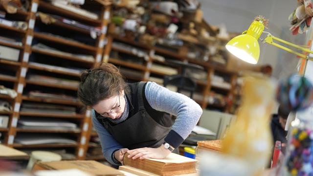 Traditionsbetrieb: Älteste Buchbinderei gibt gedruckten Schätzen neuen Glanz