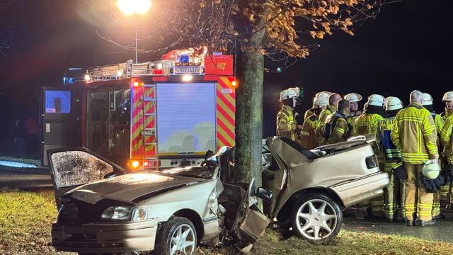 Verkehr: Auto prallt gegen Baum – Fahrer lebensgefährlich verletzt