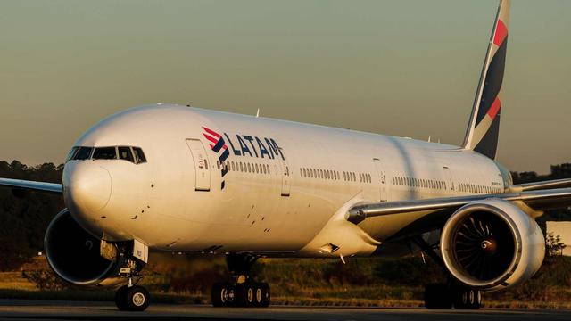 Zwischenfall an Flughafen: Brand unter Flugzeug in São Paulo – Passagiere evakuiert