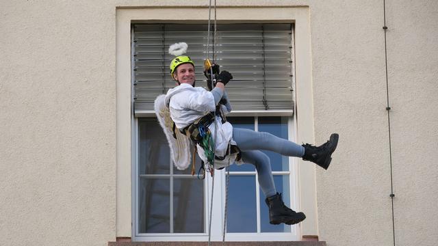 Nikolaus aus luftiger Höhe: Feuerwehr-Nikolaus überrascht kranke Kinder