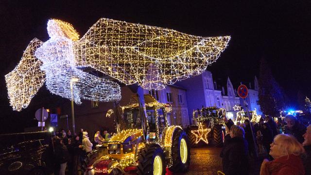 Benefizaktion: Leuchtender Treckerkorso besucht krebskranke Kinder