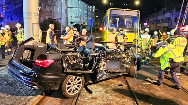 Unfall: Stadtbahn entgleist nach Unfall – Autofahrer schwer verletzt