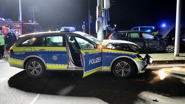 Verkehr: Zwei Menschen bei Unfall mit Polizeiauto verletzt